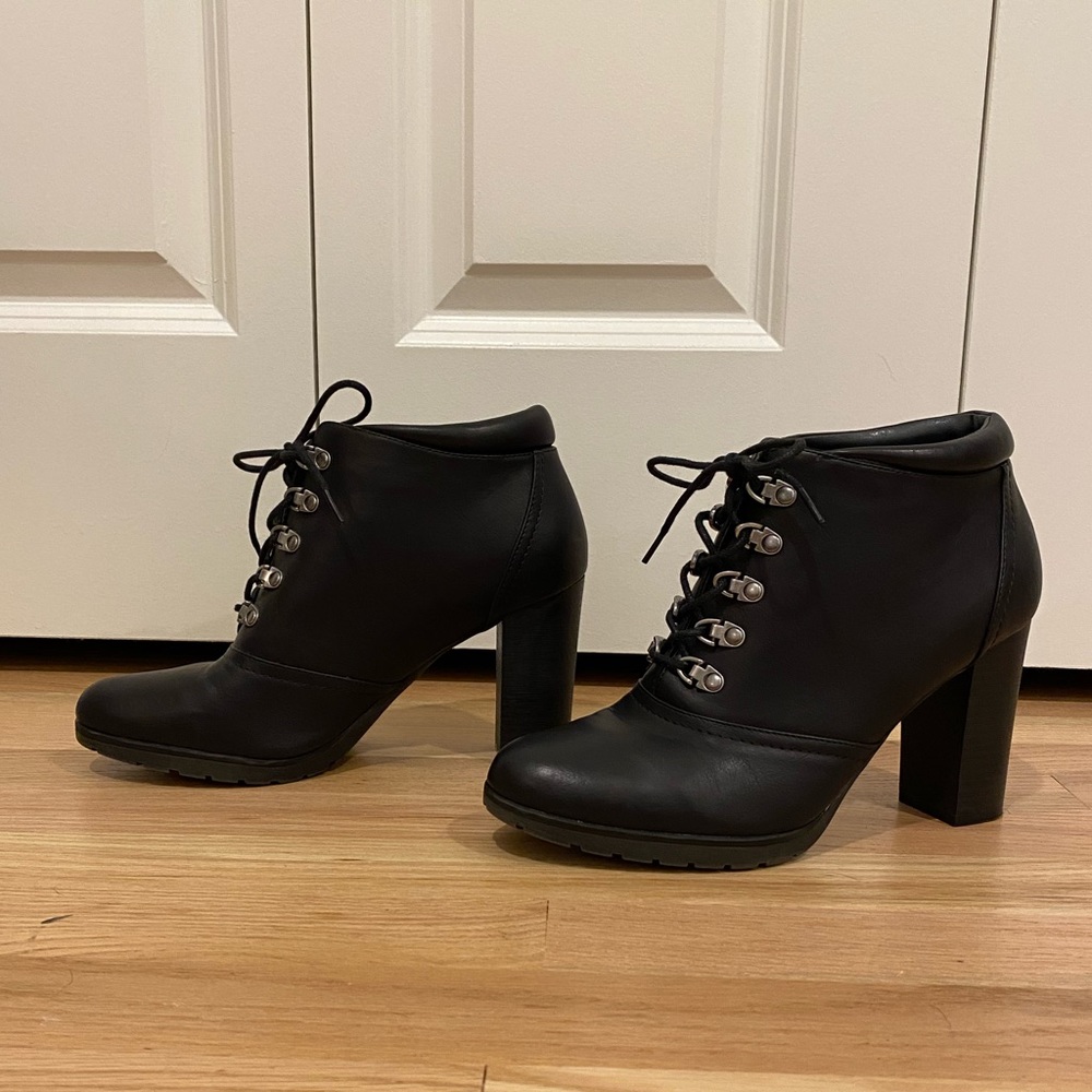 White Mountain black lace up heeled booties size 9.5